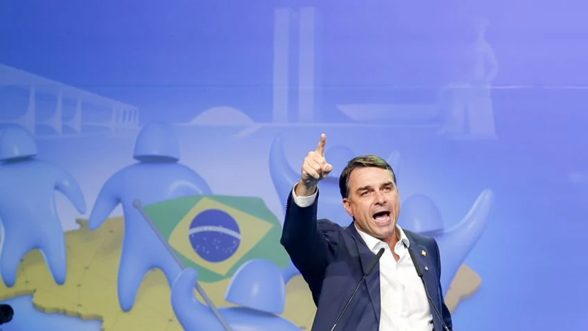 “Moraes virou o grande articulador político do Lula”, acusa Flávio Bolsonaro
