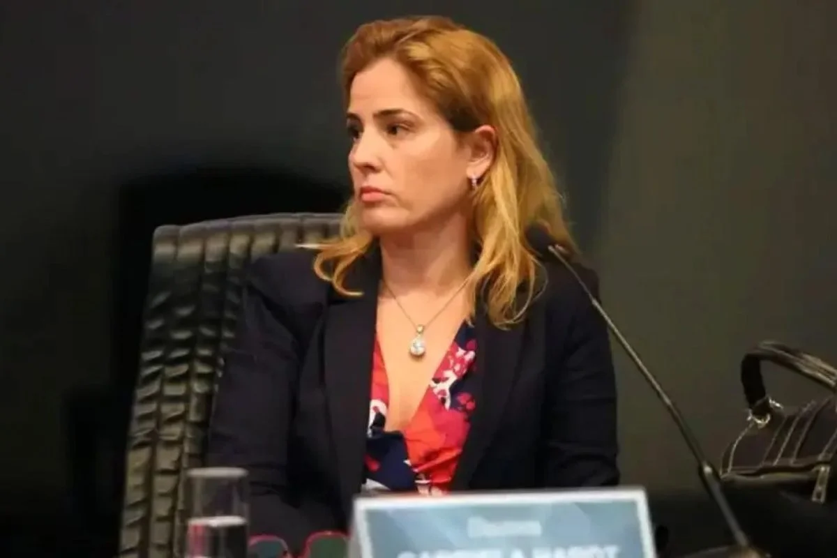 CNJ afasta juíza Gabriela Hardt por dois anos em caso ligado à Lava Jato; decisão reacende debate sobre limites da atuação judicial