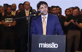 De colete à prova de balas, Renan Santos abre campanha mirando Lula e Flávio Bolsonaro De colete à prova de balas, Renan Santos abre campanha mirando Lula e Flávio Bolsonaro