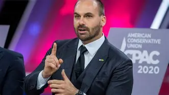 Eduardo Bolsonaro questiona regras de vacinação infantil obrigatória no Brasil, citando “liberdade”