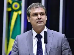 Dino manda Lindbergh Farias explicar emendas destinadas a cooperativas ligadas ao MST no Paraná