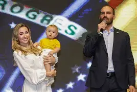 Filha de Eduardo Bolsonaro pergunta à mãe por que Alexandre de Moraes não é preso Filha de Eduardo Bolsonaro pergunta à mãe por que Alexandre de Moraes não é preso