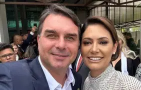 Michelle e Flávio Bolsonaro se reencontram em convenção do PL após crise pública e troca de acusações