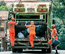 Norma criada para proteger garis vira alvo de críticas: regra de segurança estaria aumentando o desgaste de quem coleta o lixo Norma criada para proteger garis vira alvo de críticas: regra de segurança estaria aumentando o desgaste de quem coleta o lixo