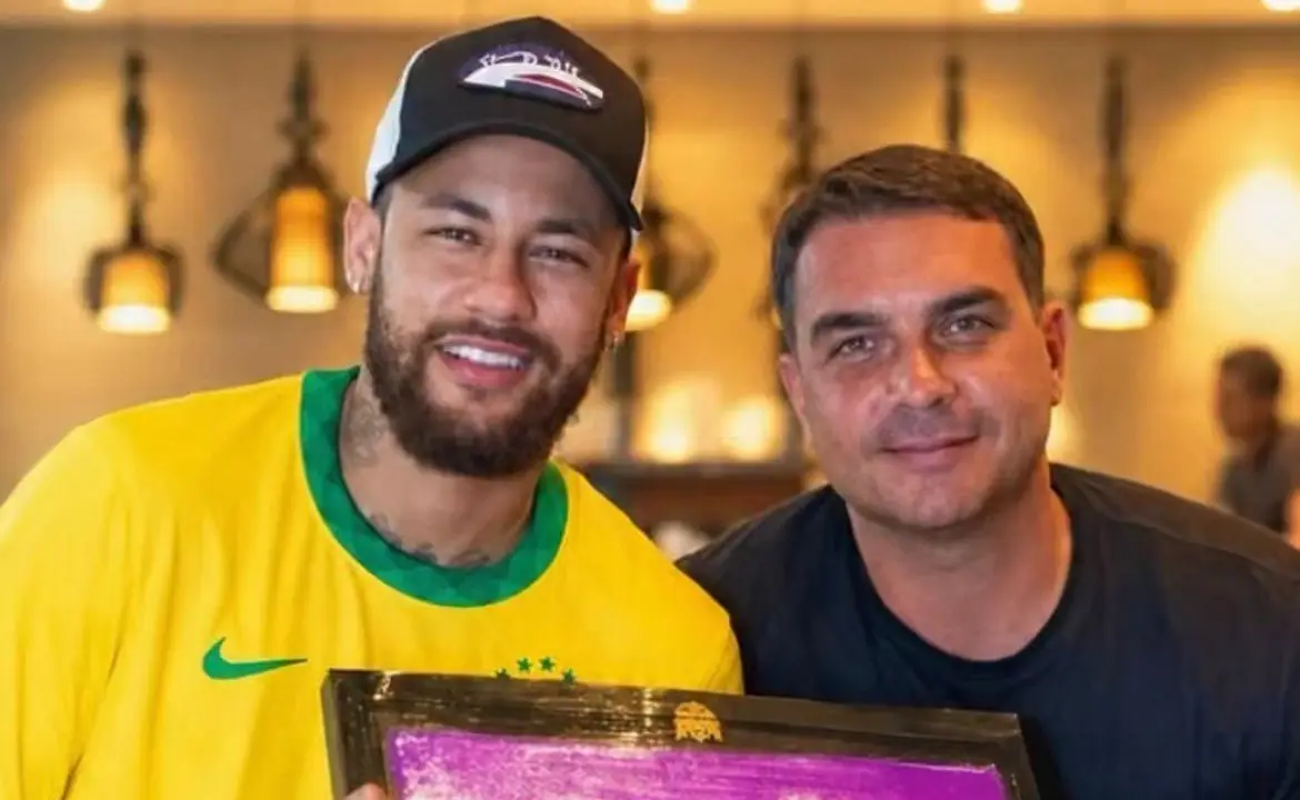 Neymar, Vasco e Flávio Bolsonaro: quando futebol e eleição se encontram em São Januário Neymar, Vasco e Flávio Bolsonaro: quando futebol e eleição se encontram em São Januário