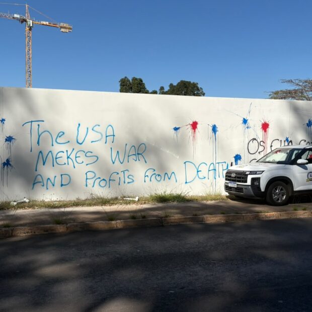 Muro da Embaixada dos EUA em Brasília é pichado com críticas e objetos semelhantes a ossos são encontrados no local