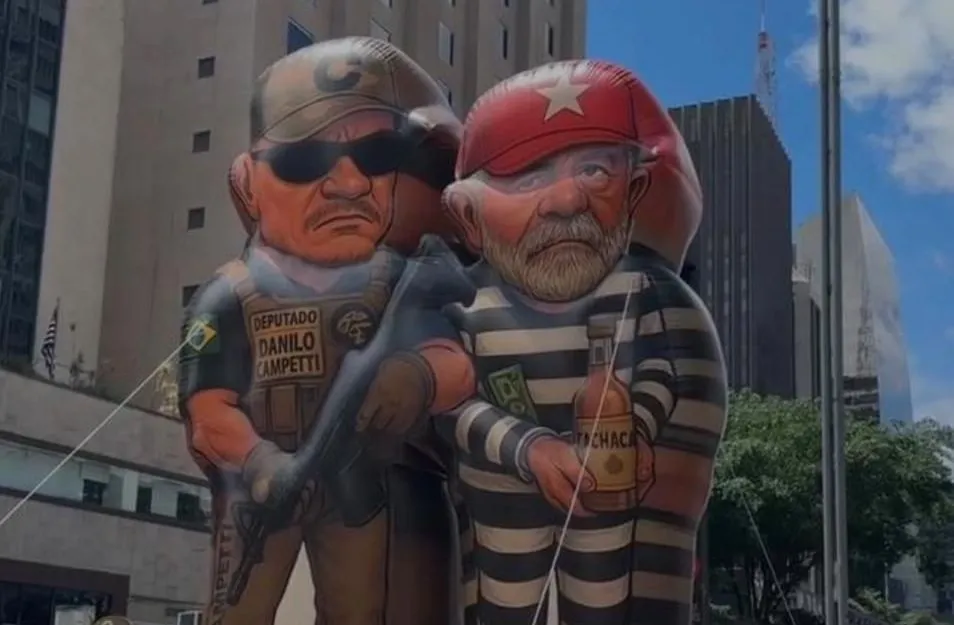 PF intima policial que prendeu Lula para explicar participação em ato com “pixuleco”