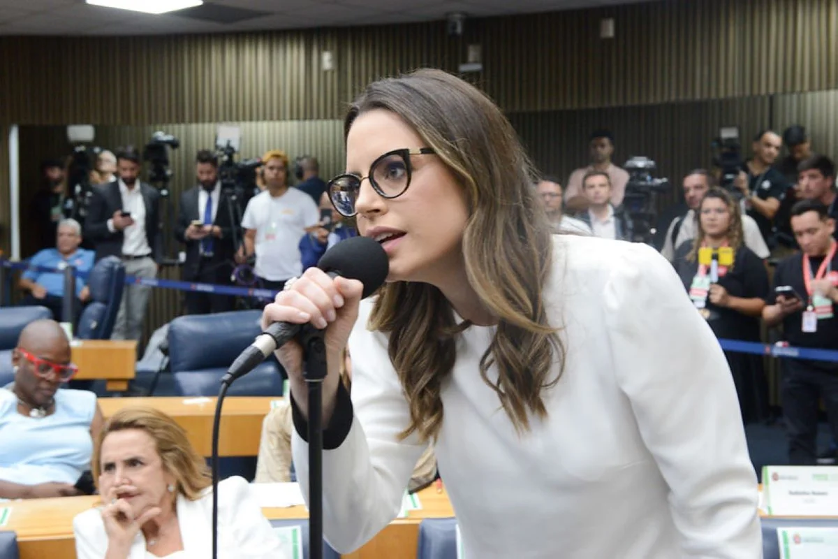 Assessores de Zoe Martinez deixam gabinete após divulgação de aumento patrimonial de 226%; vereadora nega crise interna Assessores de Zoe Martinez deixam gabinete após divulgação de aumento patrimonial de 226%; vereadora nega crise interna
