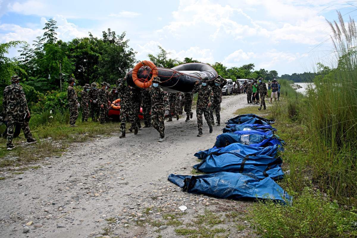 Nepal começa a sepultar vítimas enquanto tragédia entre Nepal e China deixa centenas mortos e milhares desaparecidos Nepal começa a sepultar vítimas enquanto tragédia entre Nepal e China deixa centenas mortos e milhares desaparecidos