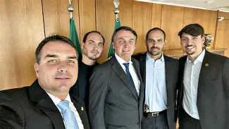 Bolsonaro pede autorização ao STF para receber filhos no Dia dos Pais em encontro considerado “excepcional” Bolsonaro pede autorização ao STF para receber filhos no Dia dos Pais em encontro considerado “excepcional”