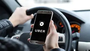 Uber é multada em quase R$ 5 bilhões por uso de decisões automatizadas contra motoristas
