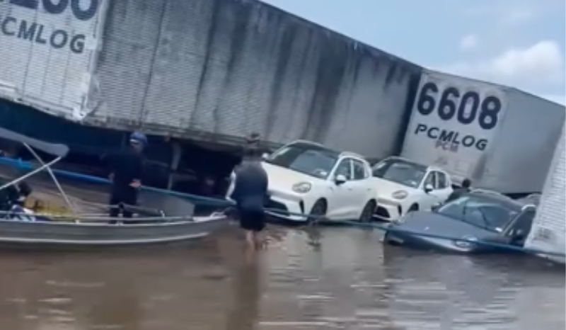 Balsa com veículos e contêineres afunda parcialmente no rio Amazonas, perto de Parintins