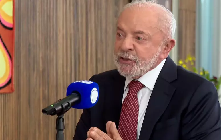 Lula escolhe a Record e fala no horário do debate da Band, transformando ausência em estratégia eleitoral