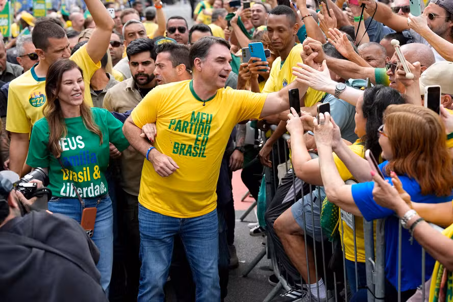 Flávio Bolsonaro abre campanha em Copacabana com discurso de confronto e promessa de “tesouraço”