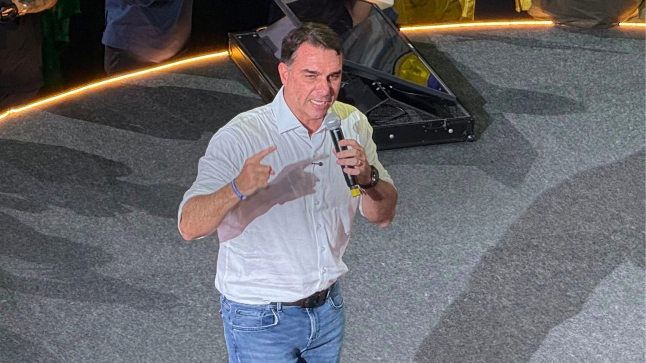 Flávio Bolsonaro critica restrições impostas a Jair Bolsonaro e transforma convenção do PL em ato de defesa do ex-presidente Flávio Bolsonaro critica restrições impostas a Jair Bolsonaro e transforma convenção do PL em ato de defesa do ex-presidente