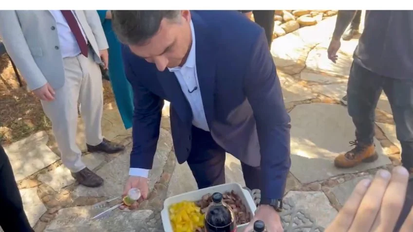 Flávio serve churrasco a jornalistas e critica decisão de Moraes em novo embate sobre liberdade de imprensa