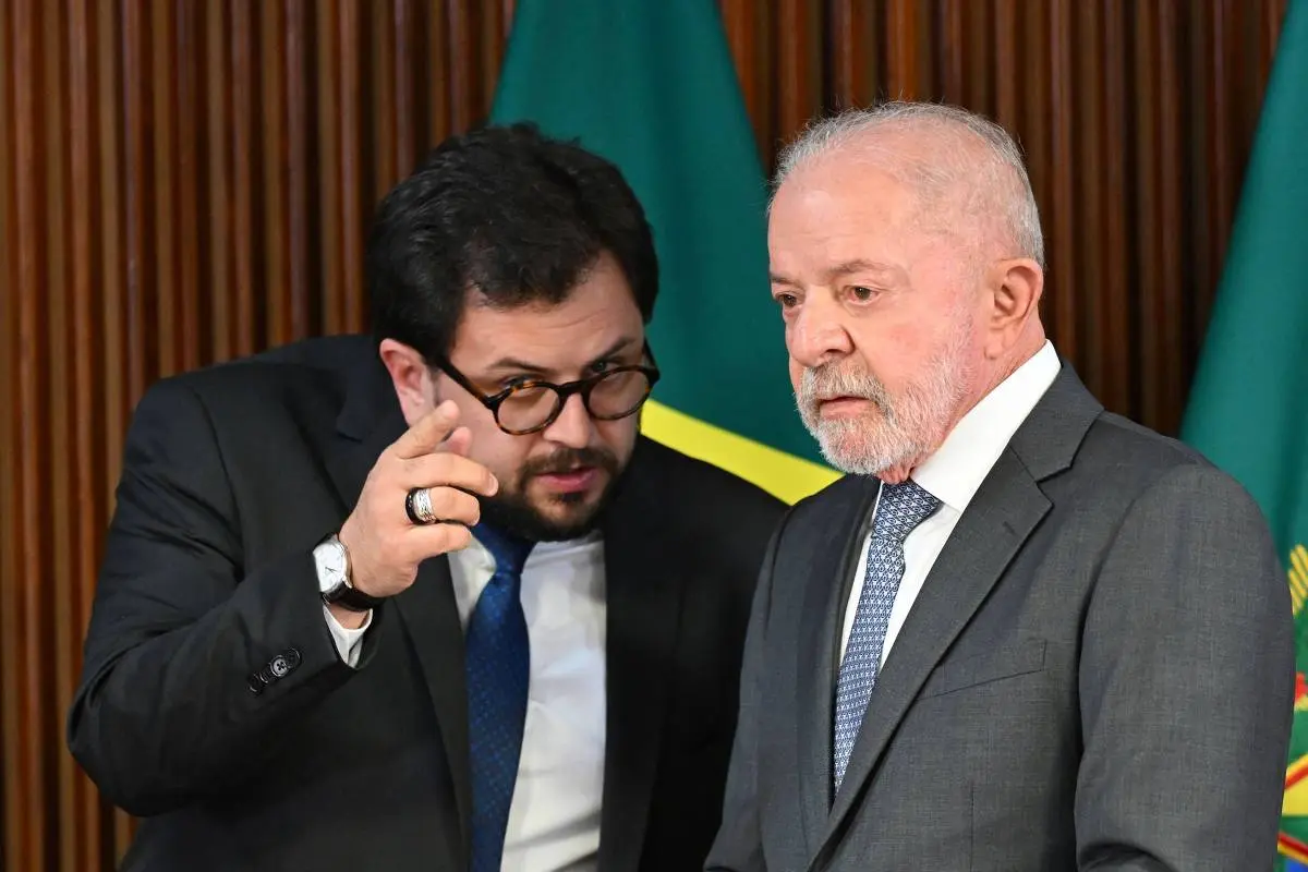 Ex-chefe de gabinete de Lula deixa campanha após repercussão de empréstimo com empresária investigada Ex-chefe de gabinete de Lula deixa campanha após repercussão de empréstimo com empresária investigada