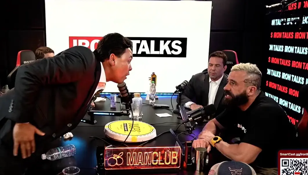 Jeffrey Chiquini abandona podcast após discussão sobre Bolsonaro e troca de acusações ao vivo Jeffrey Chiquini abandona podcast após discussão sobre Bolsonaro e troca de acusações ao vivo