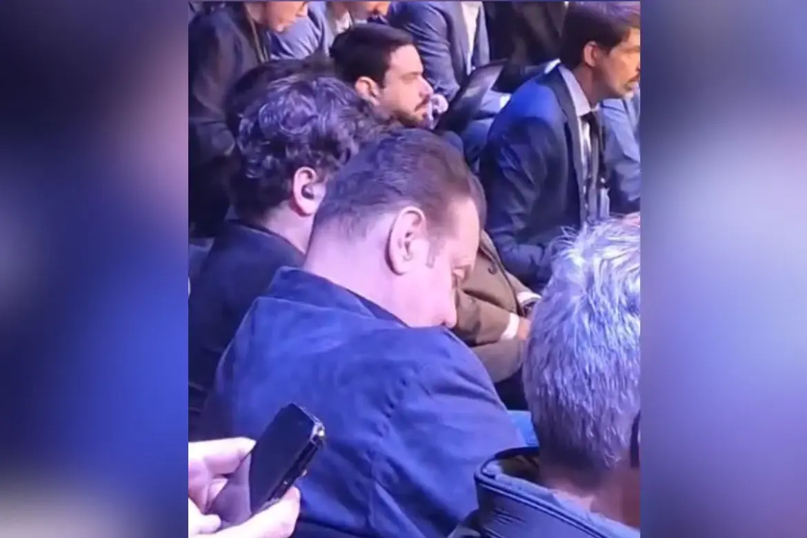 Kassab é flagrado aparentemente cochilando durante debate presidencial da Band em São Paulo