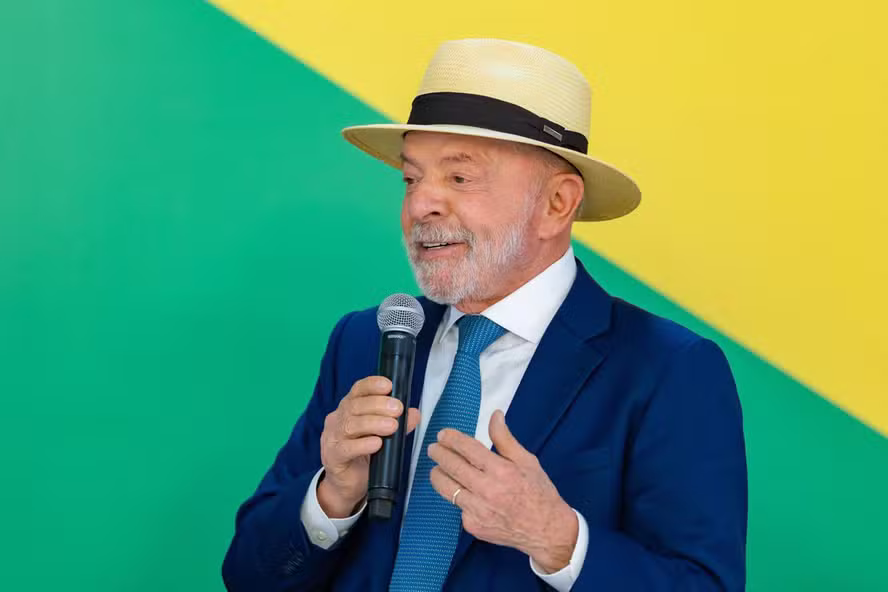 Lula promete acabar com a “taxa das blusinhas” criada em seu próprio governo Lula promete acabar com a “taxa das blusinhas” criada em seu próprio governo