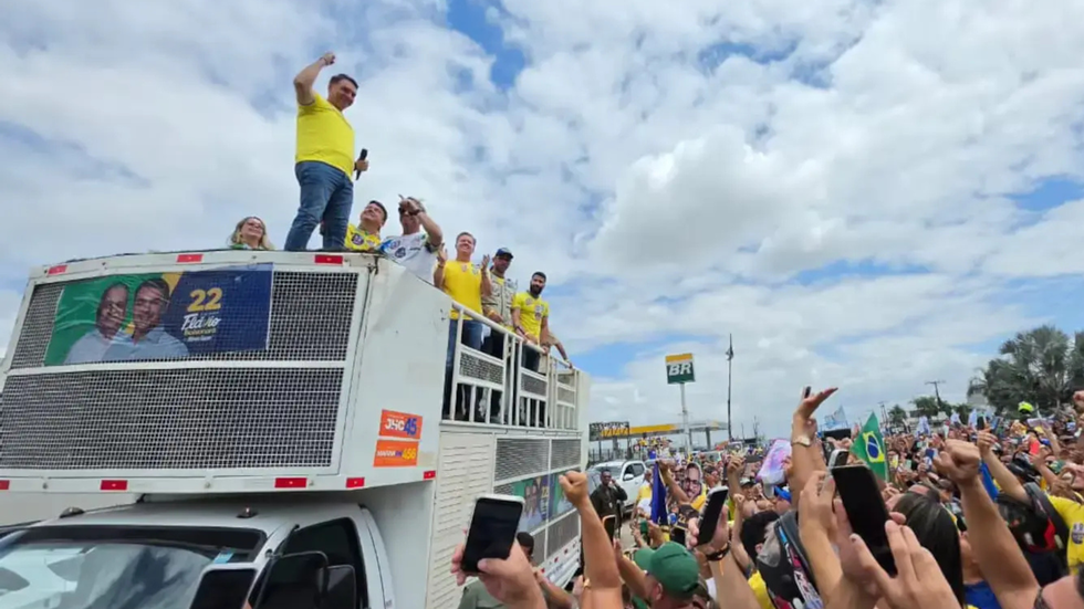 Flávio Bolsonaro reúne multidão em Alagoas e encerra giro pelo estado com motociata em Arapiraca
