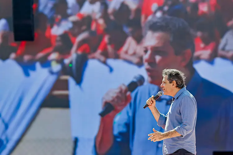 Haddad sobe ao palco com Lula e transforma largada da campanha em demonstração de lealdade ao padrinho político Haddad sobe ao palco com Lula e transforma largada da campanha em demonstração de lealdade ao padrinho político