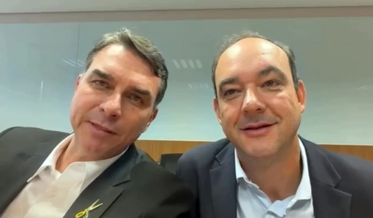 Flávio Bolsonaro anuncia Flávio Roscoe como candidato do PL ao Governo de Minas Gerais Flávio Bolsonaro anuncia Flávio Roscoe como candidato do PL ao Governo de Minas Gerais