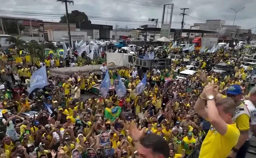 Flávio Bolsonaro desembarca em Alagoas e transforma passagem por Arapiraca em ato de força eleitoral Flávio Bolsonaro desembarca em Alagoas e transforma passagem por Arapiraca em ato de força eleitoral
