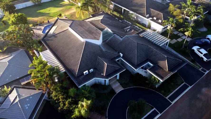 Mansão no Lago Sul vira peça central das investigações sobre Lulinha e Roberta Luchsinger em Brasília