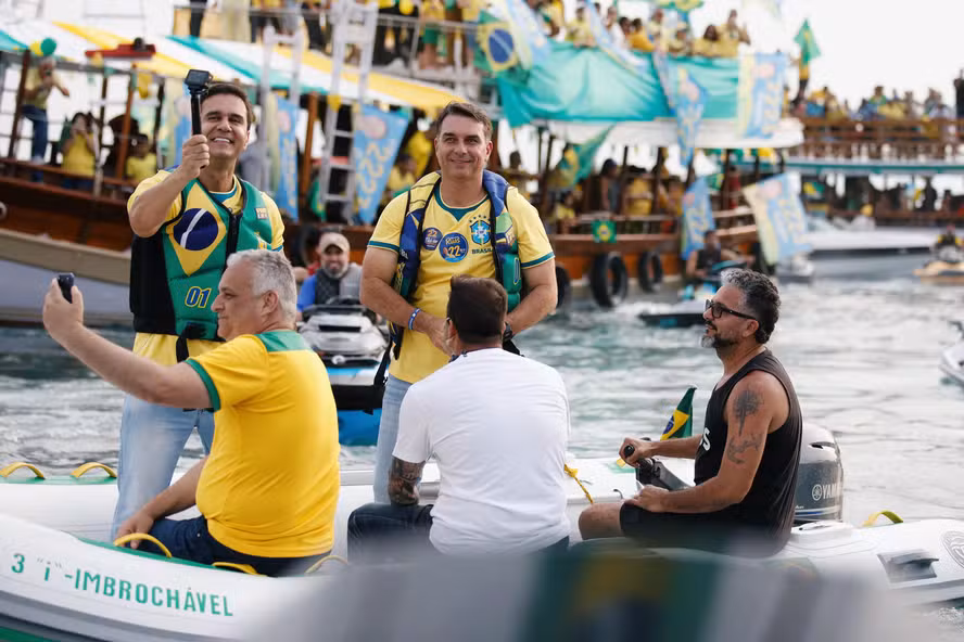 Flávio Bolsonaro faz motociata em Angra e defende exploração na Foz do Amazonas e conclusão de Angra 3 Flávio Bolsonaro faz motociata em Angra e defende exploração na Foz do Amazonas e conclusão de Angra 3