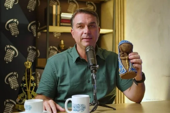 Flávio Bolsonaro rebate fake news sobre Nossa Senhora e reafirma respeito a todas as religiões