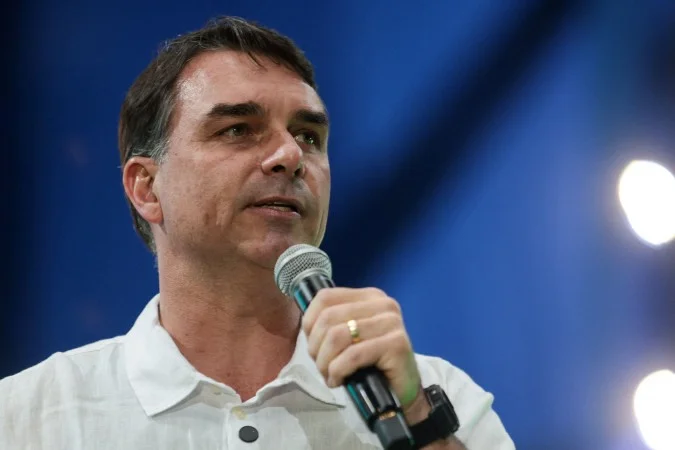 Flávio Bolsonaro cancela agenda de campanha em São Paulo após fortes chuvas Flávio Bolsonaro cancela agenda de campanha em São Paulo após fortes chuvas