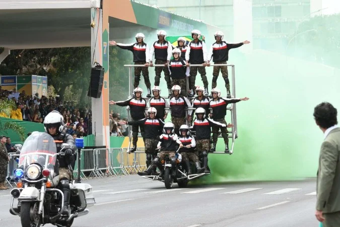 Pirâmide humana com 23 militares rouba a cena no desfile de 7 de Setembro em Brasília