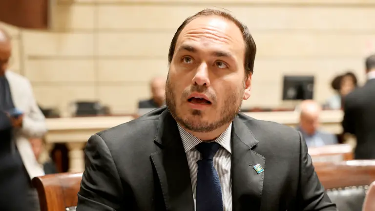 Carlos Bolsonaro critica “direita permissiva” após áudios de Nikolas Ferreira com Daniel Vorcaro