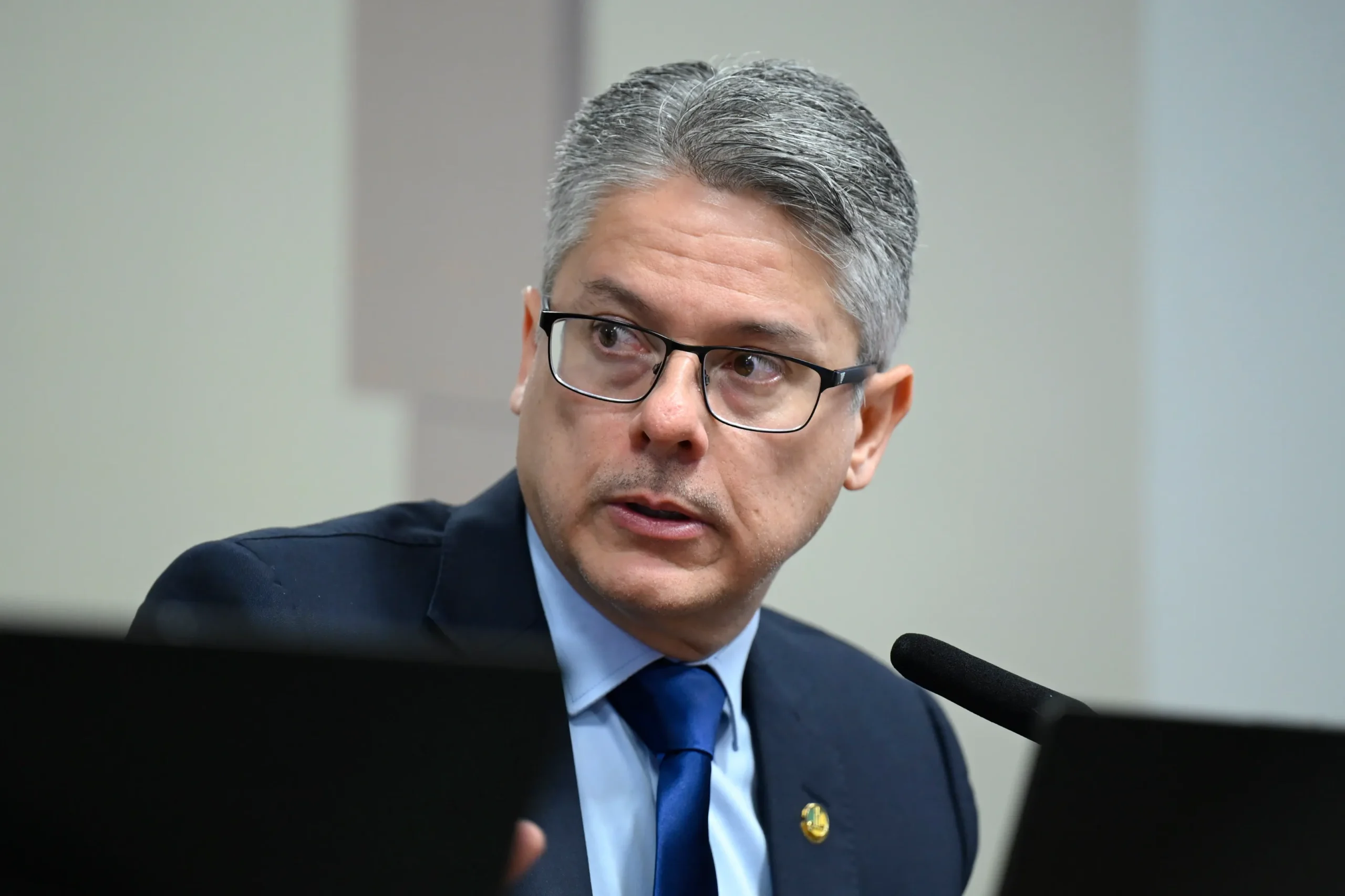 Decisão de Flávio Dino desmoraliza Fachin e aprofunda crise no STF, afirma senador Decisão de Flávio Dino desmoraliza Fachin e aprofunda crise no STF, afirma senador