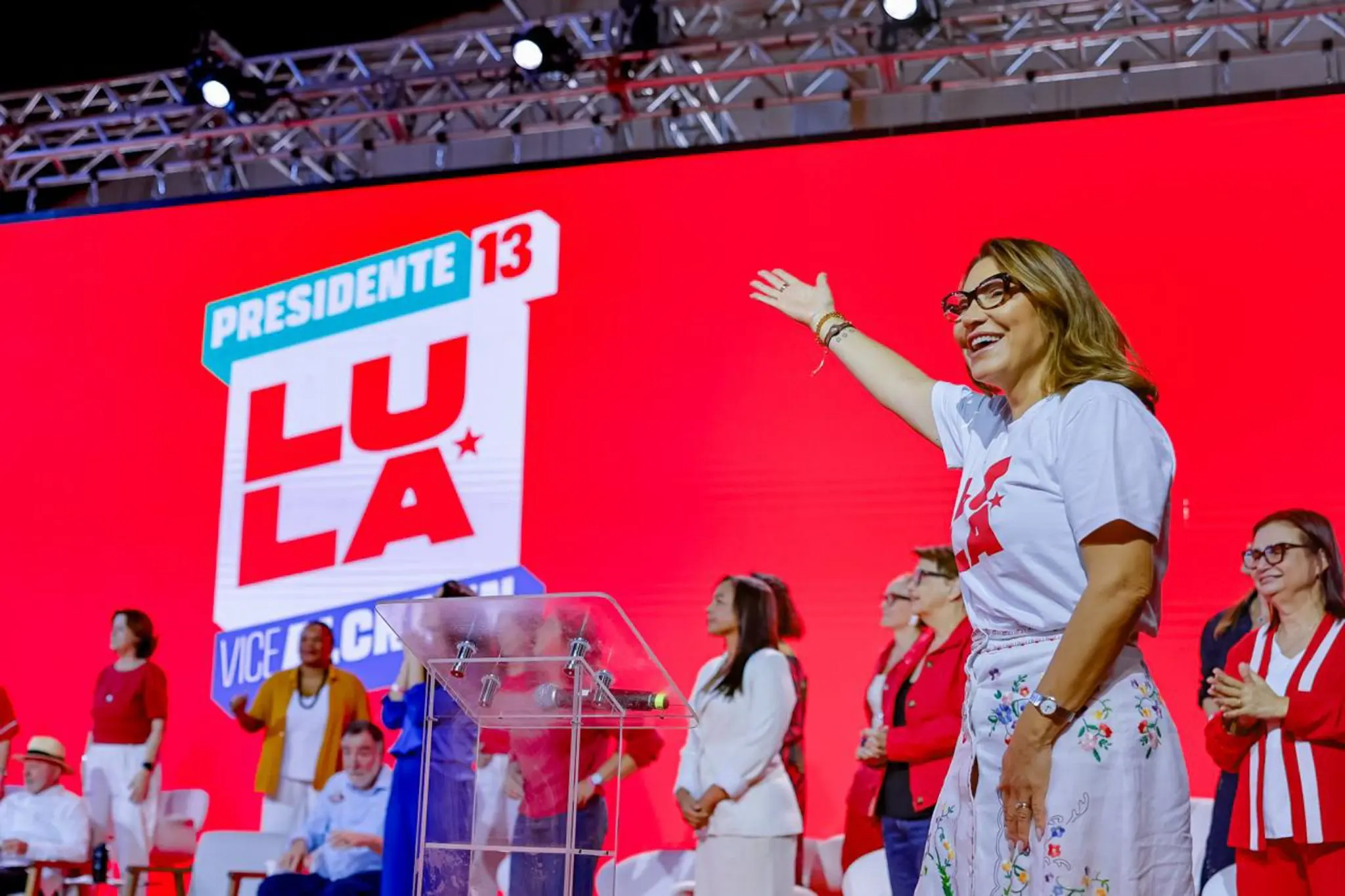 JANJA CHAMA LULA DE “VERDADEIRO UNGIDO DE DEUS” E ATACA BOLSONARO: “SE DEPENDESSE DELE, OS NORDESTINOS ESTAVAM COMENDO CAPIM” JANJA CHAMA LULA DE “VERDADEIRO UNGIDO DE DEUS” E ATACA BOLSONARO: “SE DEPENDESSE DELE, OS NORDESTINOS ESTAVAM COMENDO CAPIM”