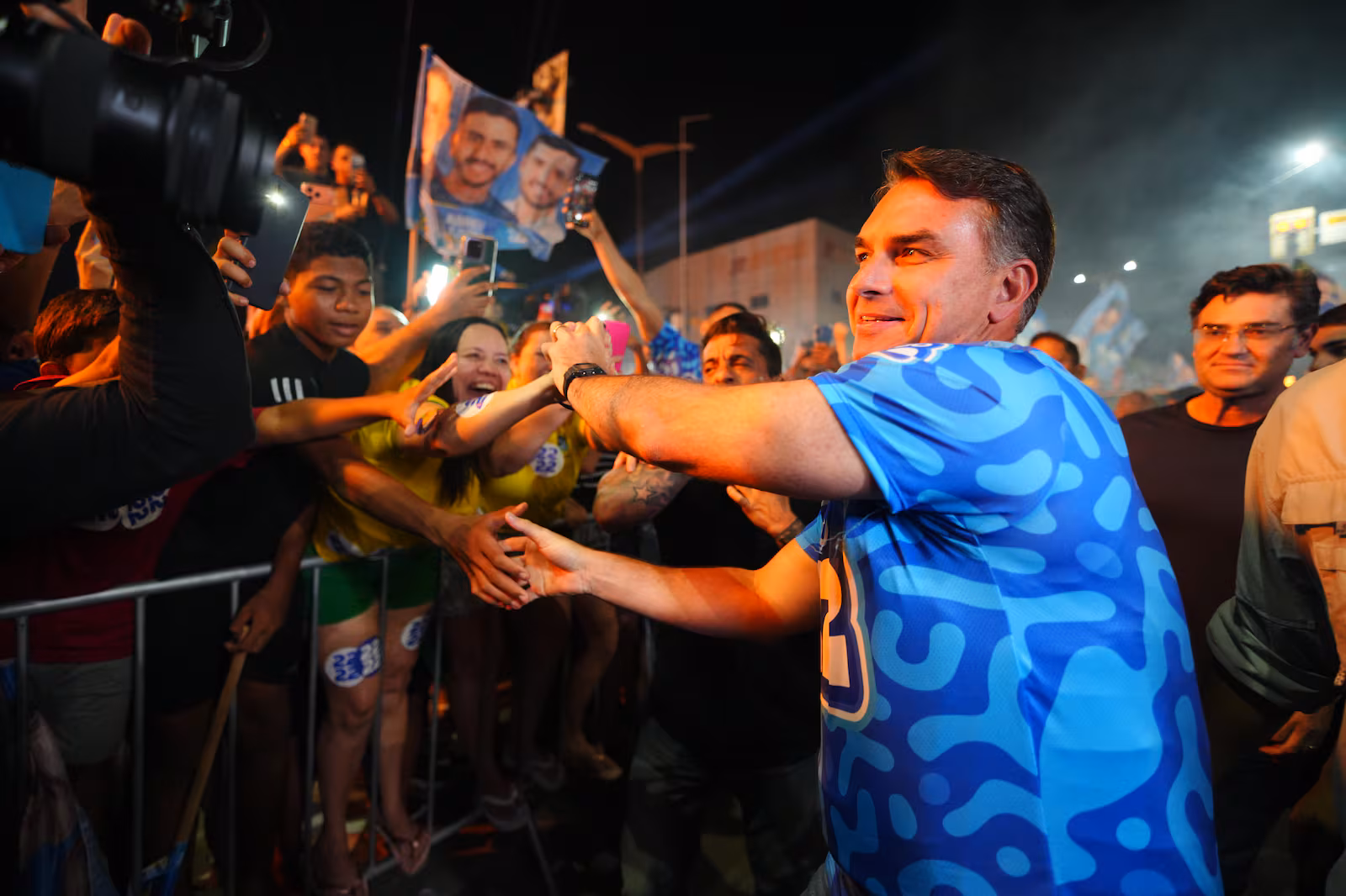 Flávio Bolsonaro mobiliza multidão no Ceará e promete “libertar o Supremo” e investir em ferrovias