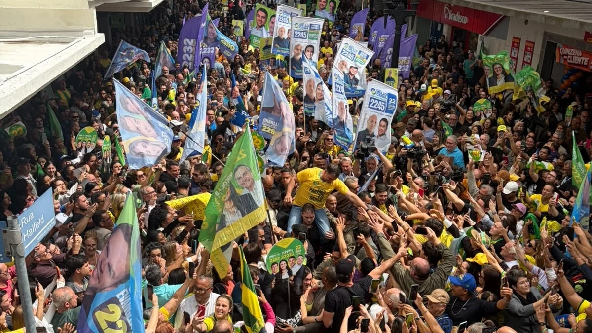 FLÁVIO BOLSONARO VOLTA AO LOCAL DA FACADA E CLASSIFICA SOBREVIVÊNCIA DO PAI COMO “SEGUNDO NASCIMENTO” FLÁVIO BOLSONARO VOLTA AO LOCAL DA FACADA E CLASSIFICA SOBREVIVÊNCIA DO PAI COMO “SEGUNDO NASCIMENTO”