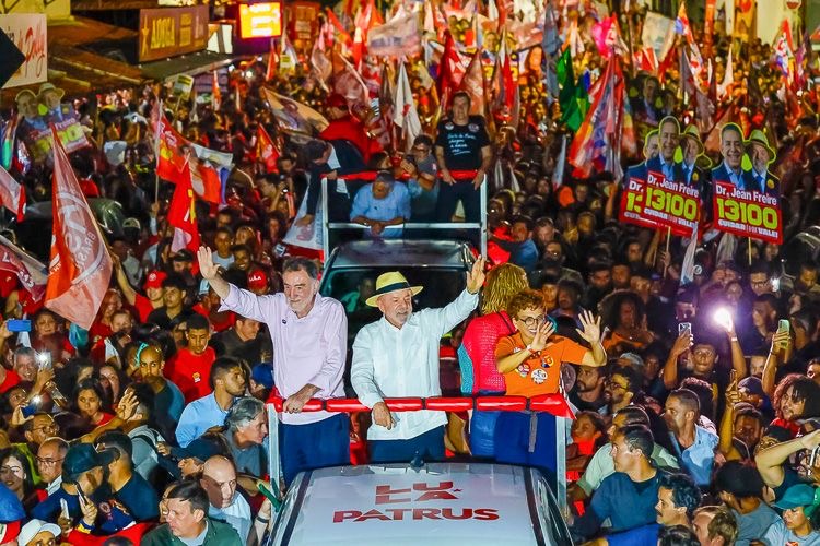 Lula volta a atacar Flávio Bolsonaro em Minas Gerais: “Ele não é ninguém” e desafia comparação com Jair Bolsonaro Lula volta a atacar Flávio Bolsonaro em Minas Gerais: “Ele não é ninguém” e desafia comparação com Jair Bolsonaro