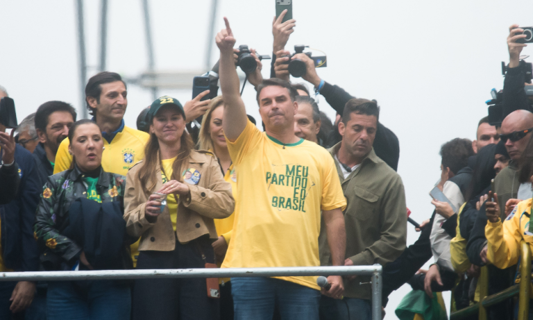 Na Paulista, Flávio Bolsonaro transforma 7 de Setembro em ato contra Lula e Moraes e faz de André Mendonça símbolo da manifestação Na Paulista, Flávio Bolsonaro transforma 7 de Setembro em ato contra Lula e Moraes e faz de André Mendonça símbolo da manifestação
