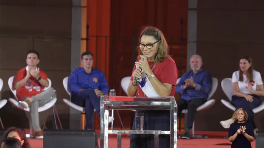Janja chama Flávio Bolsonaro de “Bozo filho” e associa família Bolsonaro à milícia