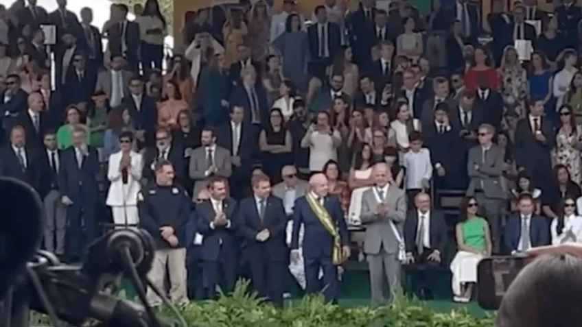 Lula chama Andrei Rodrigues para a frente da tribuna durante desfile de 7 de Setembro