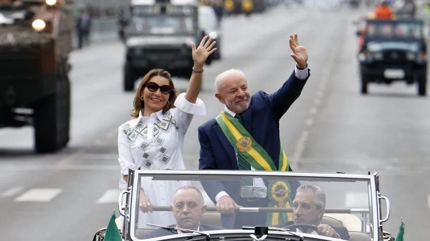 7 DE SETEMBRO DE LULA: DESFILE ESVAZIADO, PALANQUE CHEIO DE AUTORIDADES E DISTANTE DO POVO 7 DE SETEMBRO DE LULA: DESFILE ESVAZIADO, PALANQUE CHEIO DE AUTORIDADES E DISTANTE DO POVO