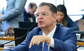 Líder do PL reage ao reajuste do Bolsa Família anunciado por Lula a 17 dias da eleição: oposição questiona timing e Flávio Bolsonaro entra no debate