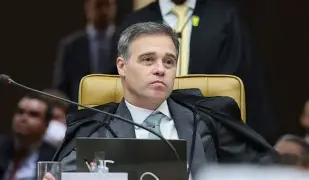 André Mendonça vota pela absolvição de Eduardo Bolsonaro, mas STF mantém condenação por difamação