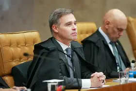 Mendonça reage a Moraes e quer acesso integral ao inquérito das fake news