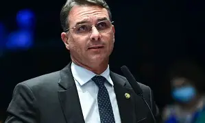 Flávio Bolsonaro pede prisão preventiva de servidor da Secom por repostagens sobre Nossa Senhora Aparecida Flávio Bolsonaro pede prisão preventiva de servidor da Secom por repostagens sobre Nossa Senhora Aparecida
