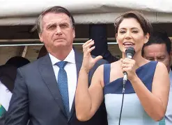 Michelle Bolsonaro cobre rosto de Jair Bolsonaro após Justiça Eleitoral proibir uso de imagem em propaganda