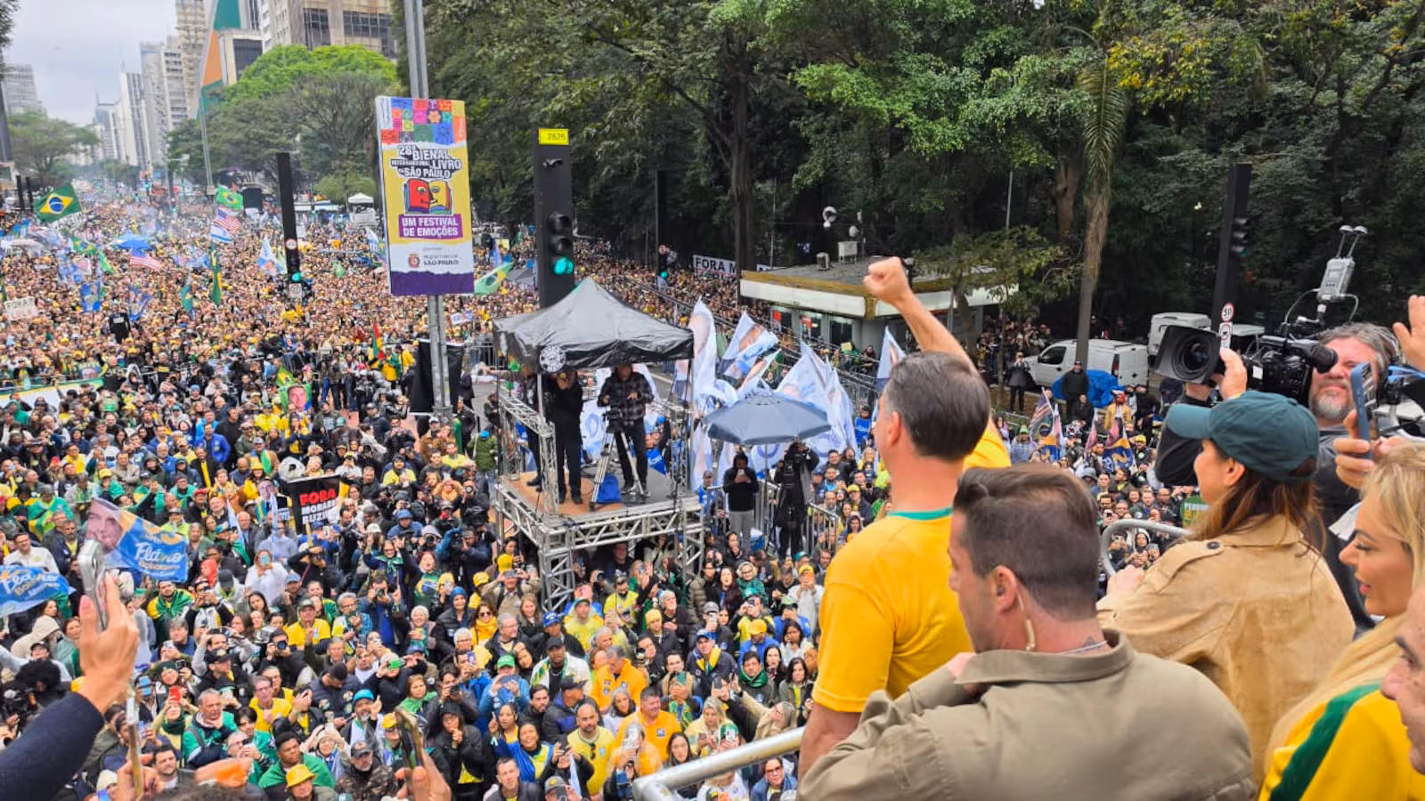 Flávio Bolsonaro transforma 7 de Setembro em ato de confronto contra Moraes, Lula e o STF Flávio Bolsonaro transforma 7 de Setembro em ato de confronto contra Moraes, Lula e o STF