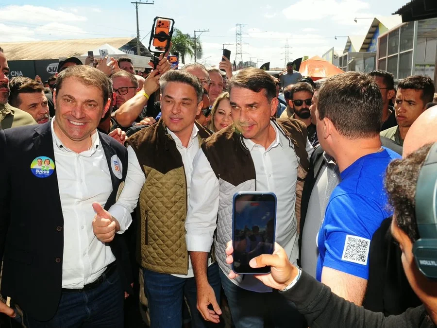 Flávio Bolsonaro leva campanha presidencial à Expointer e reforça ofensiva contra Lula e Alexandre de Moraes no Rio Grande do Sul